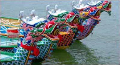 Dans quelle capitale célèbre-t-on la fête des bateaux-dragons ?