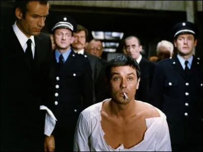 "Deux hommes dans la ville" est un merveilleux film réalisé par José Giovanni dans lequel on assiste au combat désespéré mené par un ancien repris de justice pour sa rédemption. Mais un inspecteur de police retors en a décidé autrement. Quel acteur joue le rôle de l'inspecteur ?
Indice : il n'a fait aucune fleur au personnage joué par Alain Delon.
