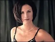 A qui Monica sous-loue-t-elle son appartement ?