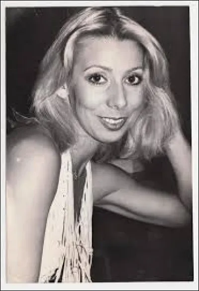 Il y a également une préparatrice aux chansons anglaises, elle s'appelle...