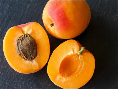À quelle famille de fruits l'abricot appartient-il ?