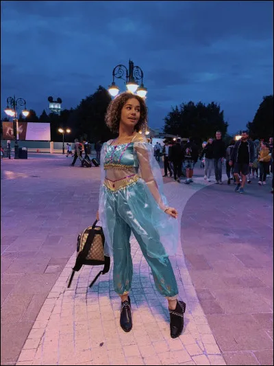 Pendant le mois d'août que fait Léna comme type de vidéo ?