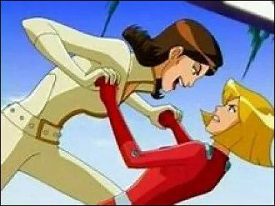 Qui est cette personne qui a fait de Clover une espionne bionique ?