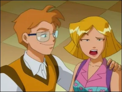 Au lycée, qui était l'intello coincé amoureux de Clover ?