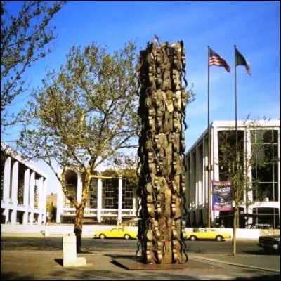 Quel artiste franco-am&eacute;ricain est c&eacute;l&egrave;bre pour ses accumulations, comme la "Rostropovitch's Tower" de New York ?