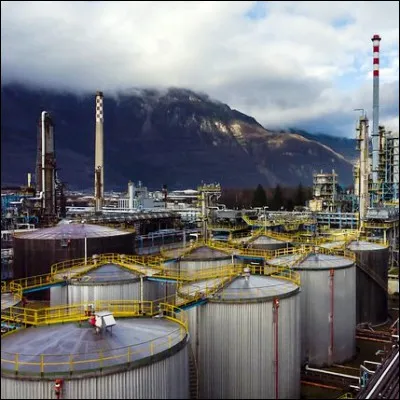 Quel nom donne-t-on &agrave; une entreprise d&eacute;di&eacute;e &agrave; la transformation du p&eacute;trole en produits commerciaux ?