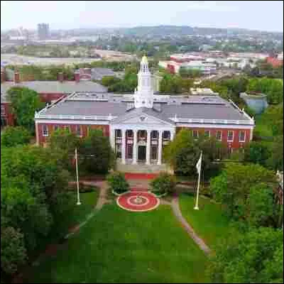 Quelle First Lady a men&eacute; des &eacute;tudes de droit &agrave; Harvard, tout comme son futur mari ?