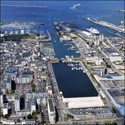 Quelle ville portuaire est associ&eacute;e, au cin&eacute;ma, &agrave; des parapluies ?