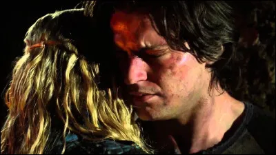 Dans une des saisons, qu'a fait Clarke à Finn ?