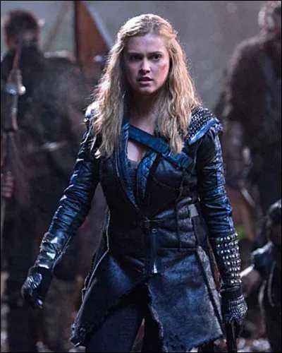 Dans la saison 5, Clarke n'est pas seule dans la nature. Elle est avec qui ?