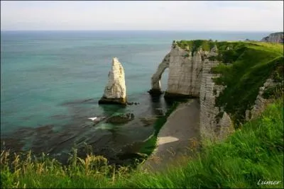 L'aiguille creuse d'Etretat sert de planque  Arsne Lupin. Que renferme le rocher ?