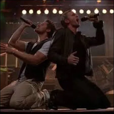 Quelle chanson chantent en duo Will et son ancien camarade de classe ?