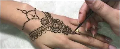 Le rituel du henné qui peut être fait avant ou pendant le mariage. En quoi consiste-t-il ?