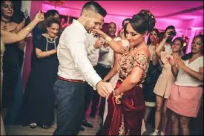 Le jour du mariage, le futur époux accompagné de ses proches se rend chez la mariée. Que va-t-il se passer ?