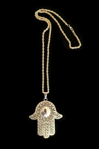 C'est un collier appelé "Main de fatma", il est vendu sur le site "Orientale Tendance".
Le prix proposé est : 5