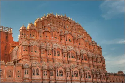 Où se trouve le Hawa Mahal qui est un palais entièrement constitué de grès rouge et rose ?
