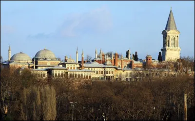 Où se situe le Palais de Topkapi construit sur l'acropole de l'antique Byzance ?