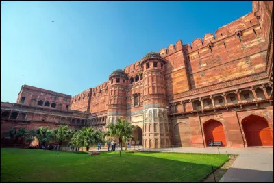Où se trouve le Fort Rouge qui fait partie du patrimoine de l'UNESCO depuis 2007 ?