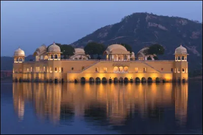 Où se situe le Jal Mahal qui a été construit au milieu du lac Man Sagar ?