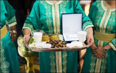 Parmi les traditions du mariage oriental, que s'offrent mutuellement les époux en gage de fidélité et pour parfaire l'échange des anneaux ?