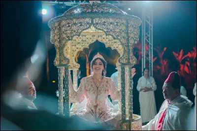 Puis, les mariés font leur apparition, de manière somptueuse. Comment se nomme cette entrée grandiose ?