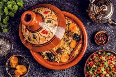 Et enfin, pour vous récompenser d'avoir passé quelques minutes baignés dans les traditions du Maghreb, vous avez bien mérité de participer au repas de noces. Que vous sert-on ?