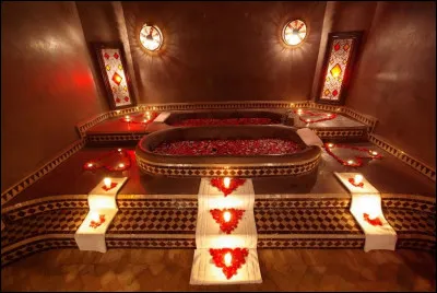 Durant la semaine avant la célébration du mariage, se déroule la cérémonie du Hammam, la mariée et ses amies vont y faire peau neuve et s'y détendre. Il y fait :