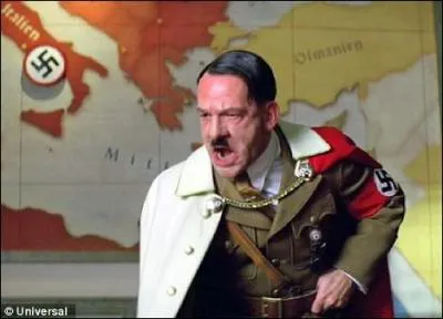 Que fait Hitler  chaque fois qu'un amricain meurt dans ce mme film ?