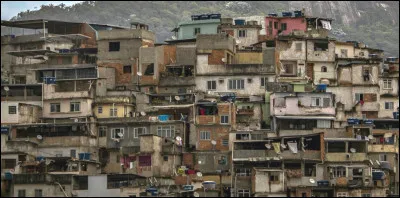 Vous êtes dans un bidonville et vous surprenez un enfant en train de vous faire les poches.