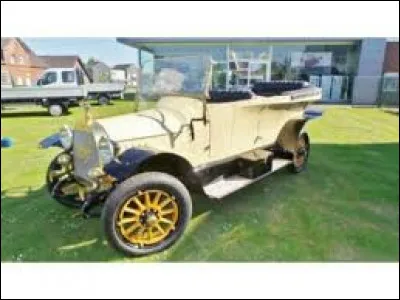 Ce "spider" fut réalisé en 1912, en Allemagne, par les frères Opel. À l'origine, que fabriquaient les établissements d'Adam Opel ?