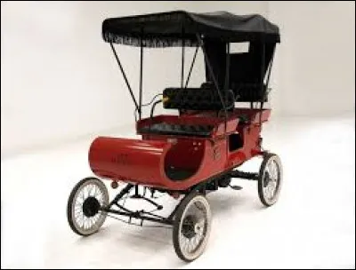 En quelle année fut construite, l'Oldsmobile "curved Dash" (c'est-à-dire au tablier incurvé) qui fut la première voiture de série, construite dans le monde ?