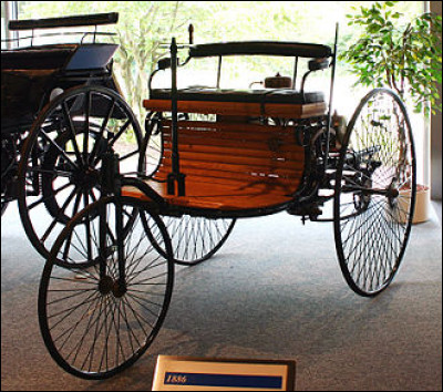 En quelle année apparut la Benz Patent Motorwagen de Carl Benz, premier prototype d'automobile à trois roues et un seul cylindre ?