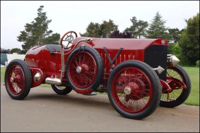 Quelle était la particularité de cette voiture de la marque Isotta-Fraschini, construite en 1910 ?