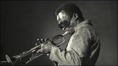 Pour son film "Ascenseur pour l'échafaud", Louis Malle, grand passionné de jazz, demande à un trompettiste américain et son quintet d'improviser l'accompagnement musical. C'est le début de la reconnaissance européenne pour ce musicien de génie. Qui est ce musicien ?