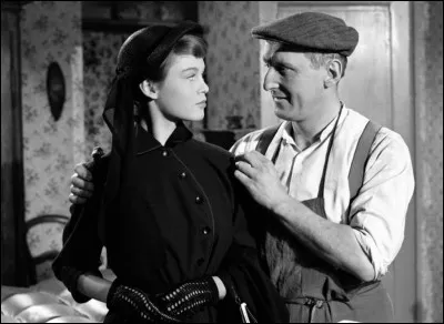 "Le trou normand" est un film réalisé par Jean Boyer. Quelle actrice, dans le rôle de Javotte, y joue son premier rôle au cinéma aux côtés de Bourvil ?