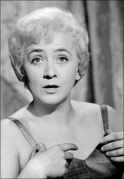 "Archimède le clochard" est un film réalisé par Gilles Grangier. Dans une scène, le personnage interprété par Jean Gabin ramène une chienne prénommée Patricia à sa propriétaire. Quelle actrice joue la propriétaire ?