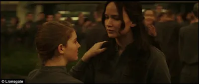 Hunger Games 3 (part.2) : Lors de ce mariage, Katniss révèle à quelqu'un qu'elle compte se rendre au Capitole et tuer le président Snow, à qui le dit-elle ?
