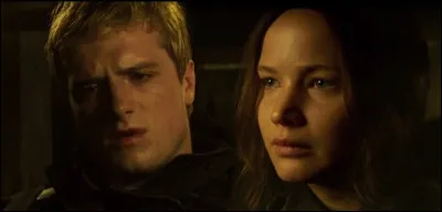 Hunger Games 3 (part.2) : Lorsque l'escouade s'arrête dans les égouts pour se reposer, quel est le "premier" « Réel ou pas réel ? » que demande Peeta à Katniss ?