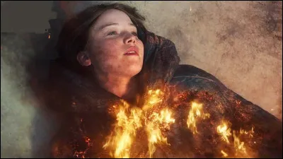 Hunger Games 3 (part.2) : Aux côtés de qui Katniss se réveille- t-elle après l'explosion ?