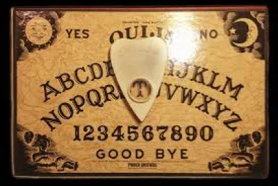 Comment appelle-t-elle les vid&eacute;os o&ugrave; elle raconte des faits paranormaux que ses abonn&eacute;s ont v&eacute;cu ?