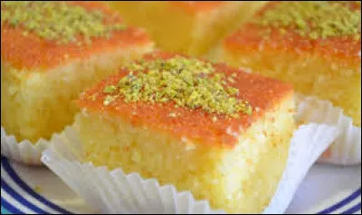 Quel est l'accompagnement traditionnel de la basboussa, une pâtisserie faite avec de la semoule et des fruits secs ?