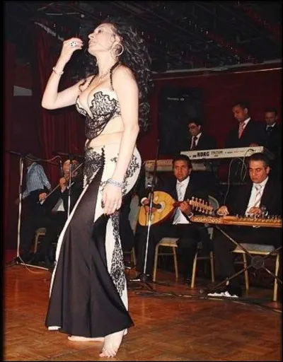 Dans quel pays Dina Talaat est-elle née ?