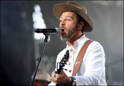 Complétez les paroles de "On s'attache " le premier single de Christophe Maé : "Je suis pas James Bond...