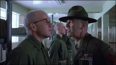 Matthew Modine et Adam Baldwin (entre autres) s'en vont faire la guerre au Vietnam après avoir subi l'entraînement des recrues sous la férule du sergent instructeur Hartman, alias R. Lee Ermey. Film de S. Kubrick.