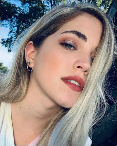 Avec qui Mia est-elle en couple ?