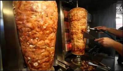 Le terme kebab, emprunté à l'arabe signifie ''grillade''. Mais de quel pays est originaire le doner kebab ?
