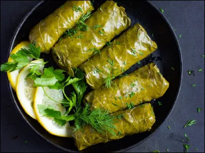 ''Le dolma'' est une recette que l'on retrouve dans de nombreuses régions, où il est connu sous différents noms. C'est un plat très répandu dans les cuisines des pays de Méditerranée orientale. Il est à base de quelle feuille ?