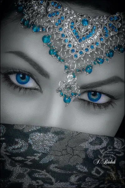 Et on termine avec une chanson des années 60 : "Ah qu'elles sont jolies les filles de mon pays". Quel était ce pays oriental, cher au cur de l'interprète ?