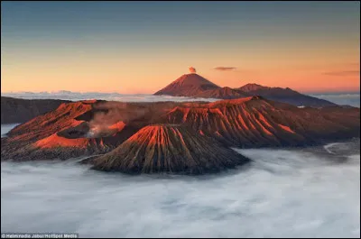 Autre site naturel spectaculaire, voici le mont Bromo, l'un des nombreux volcans d'Indonésie. Il se situe sur l'île la plus peuplée du pays. Quelle est cette île ?