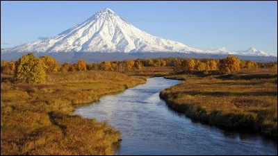 Quel est ce sommet de l'Extrême-Orient russe qui est un cône quasiment parfait et l'un des nombreux volcans qui parsèment la péninsule du Kamtchatka ?